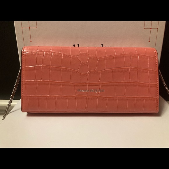 ALEXANDER McQUEEN Skull Wallet On Chain in Croc-Embossed Pink Leather - Picture 5 of 13